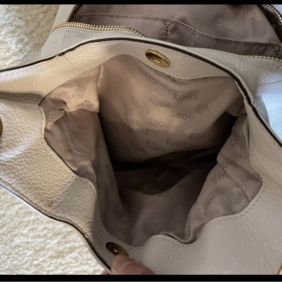 Michael Kors white leather handbag. - Picture 5 of 6